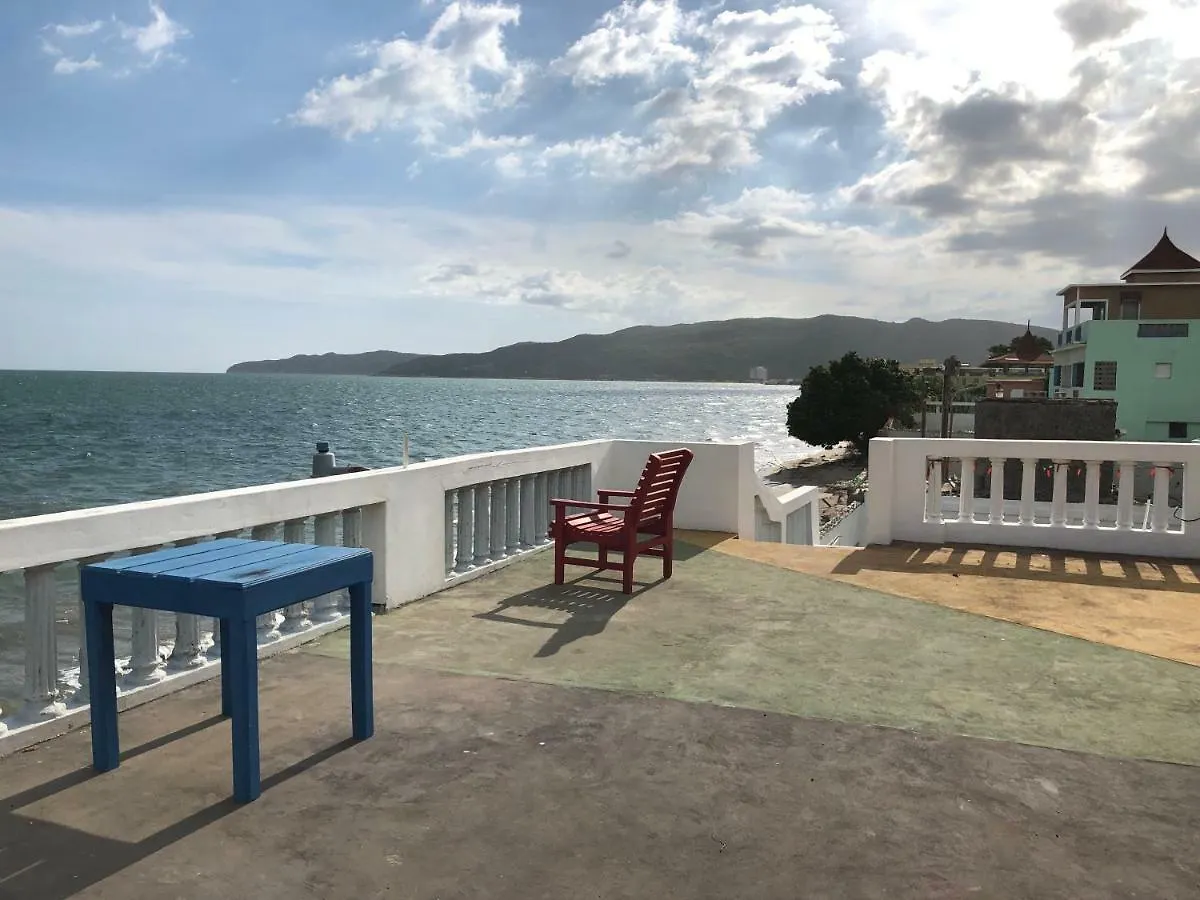 Hotel Callie'S Beach House Portmore