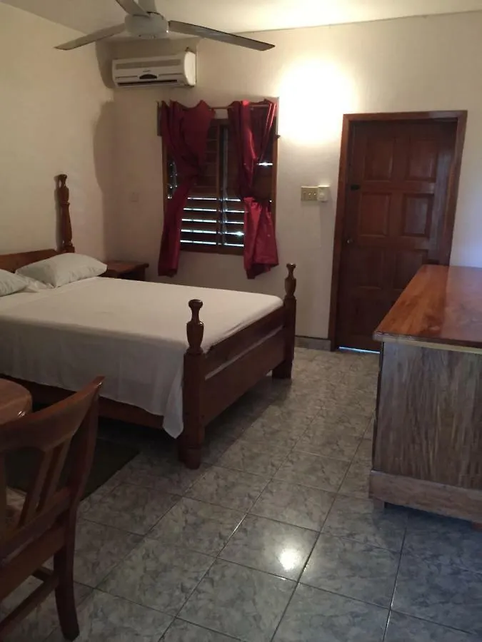 Hotel Callie'S Beach House Portmore